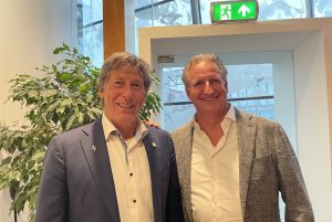 Stef Strik (voorzitter Zon op Alphen) en André Dippell (algemeen directeur om|nieuwe energie)